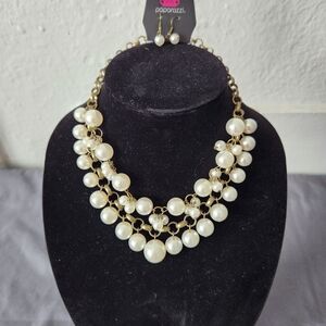 Paparazzi Elegant Gold and White Pearl Necklace